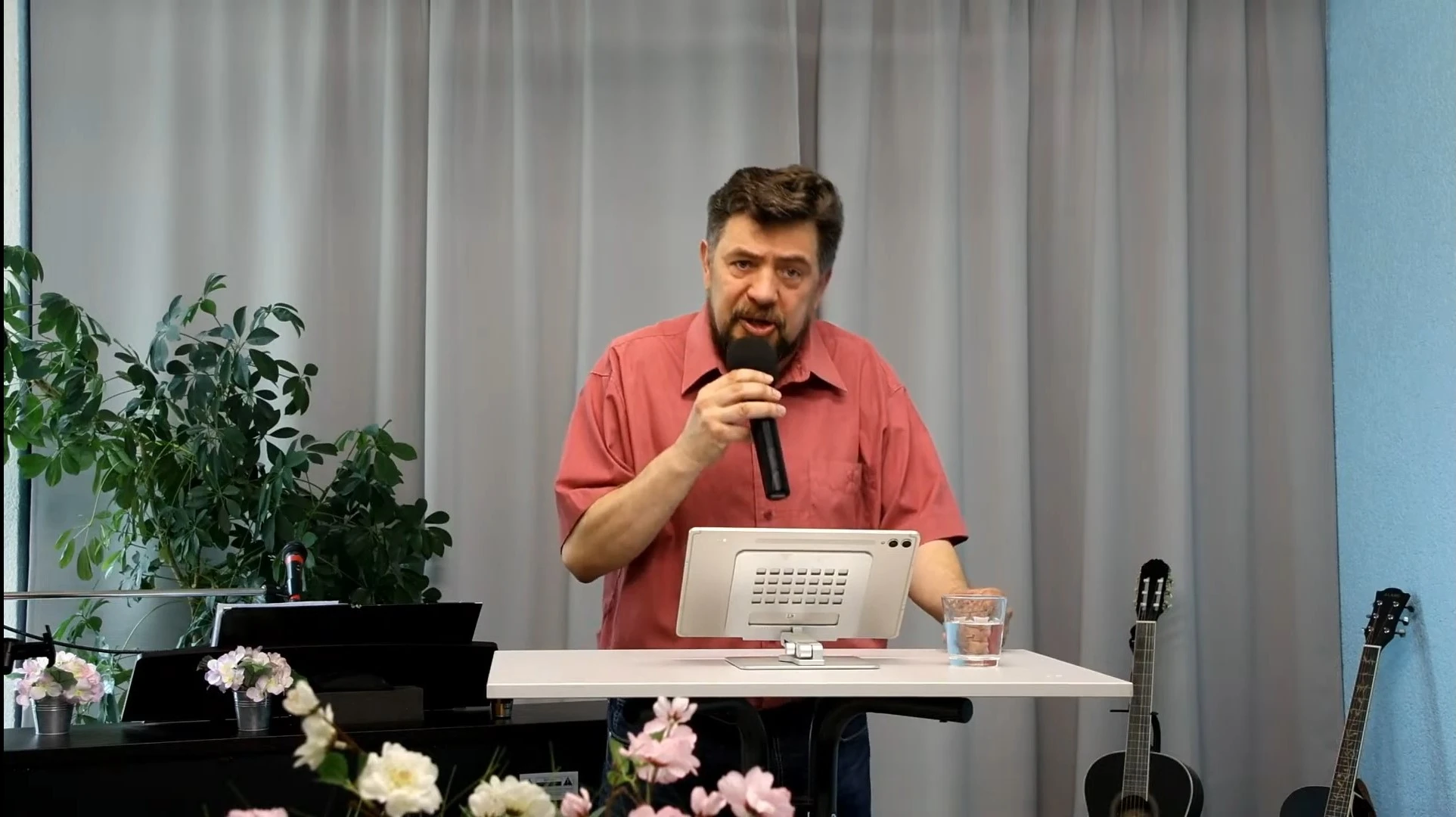 Mācītājs pēc kameras uzlabojuma