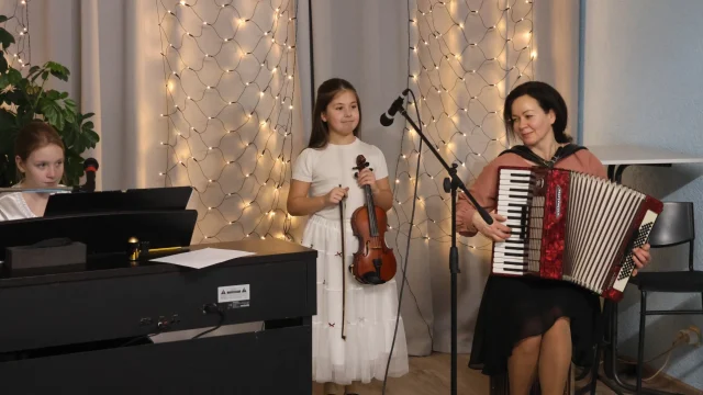 Muzikāls priekšnesums Ticības Avots draudzes Ziemsvētku pasākumā