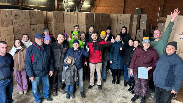 Vairāku draudžu spēka apvienošana "Vislielākā Dāvana" kravas izkraušanā