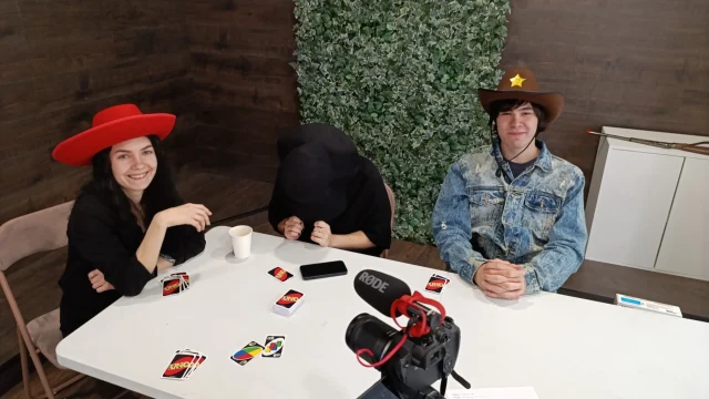 Aizkadrs no Ticības Avots jauniešu spiegu komēdijas